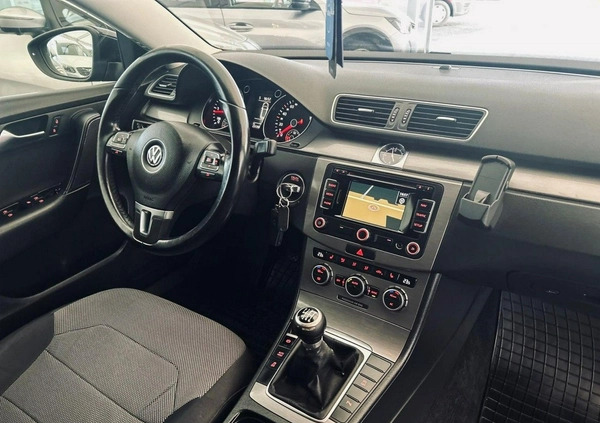 Volkswagen Passat cena 29900 przebieg: 230000, rok produkcji 2012 z Bieruń małe 704